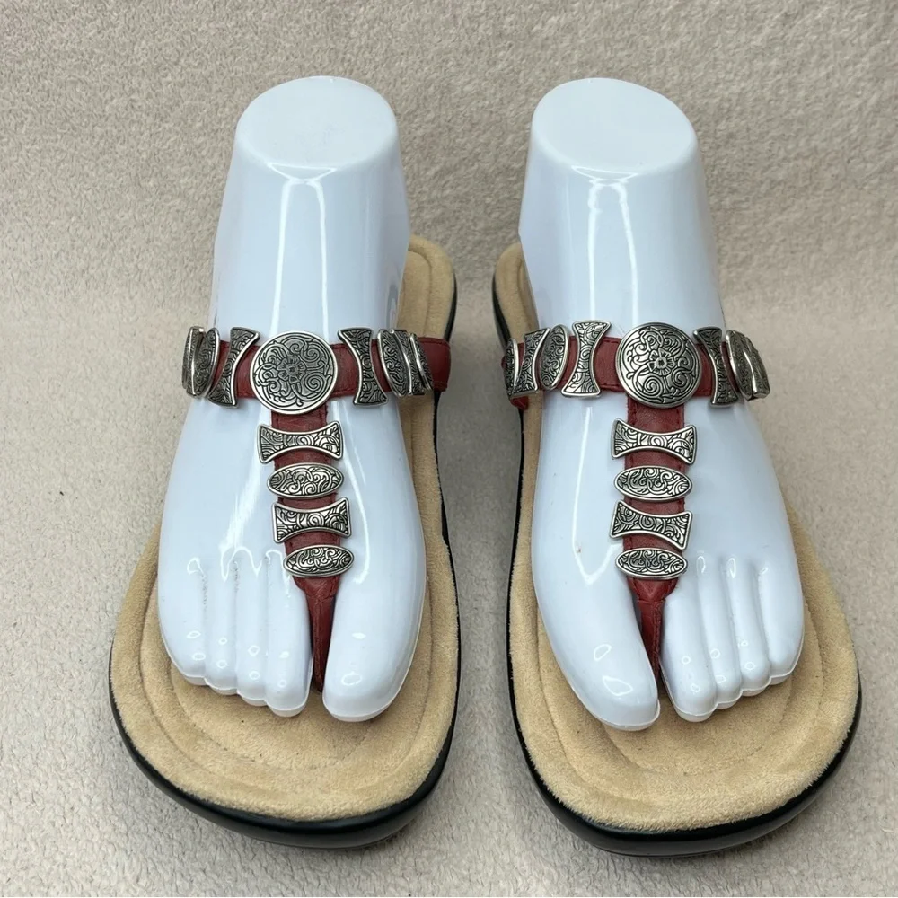 Minnetonka Leather Metal Medallion Flip Flops Sandals Women’s 9 Red/Silver/Black